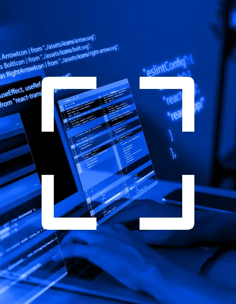 Programador programando com códigos na tela do notebook